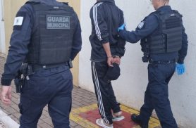 Jovem é flagrado e preso com porção de maconha em Cascavel Jovem é flagrado e preso com porção de maconha em Cascavel
