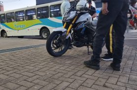 No Centro de Cascavel, moto vira à esquerda e bate contra ônibus de Santa Tereza do Oeste No Centro de Cascavel, moto vira à esquerda e bate contra ônibus de Santa Tereza do Oeste