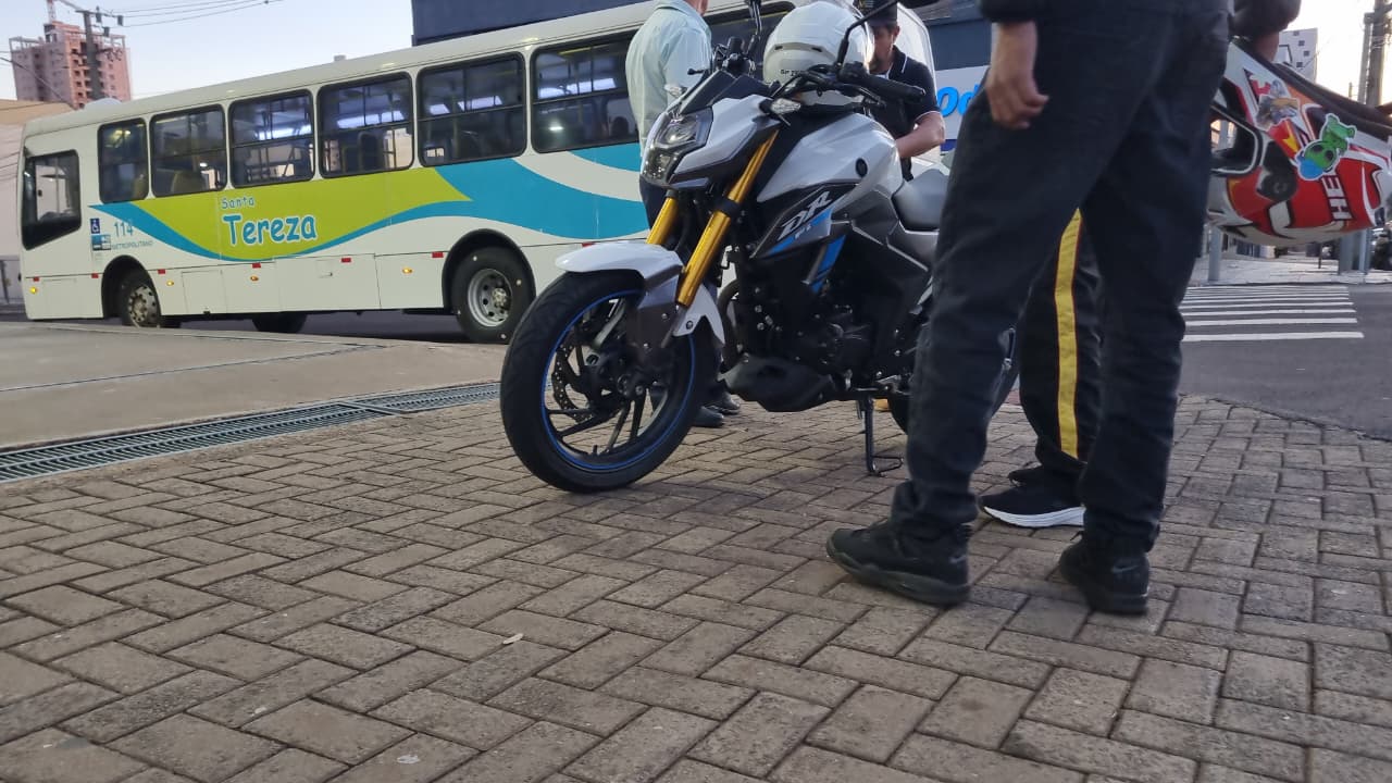 No Centro de Cascavel, moto vira à esquerda e bate contra ônibus de Santa Tereza do Oeste