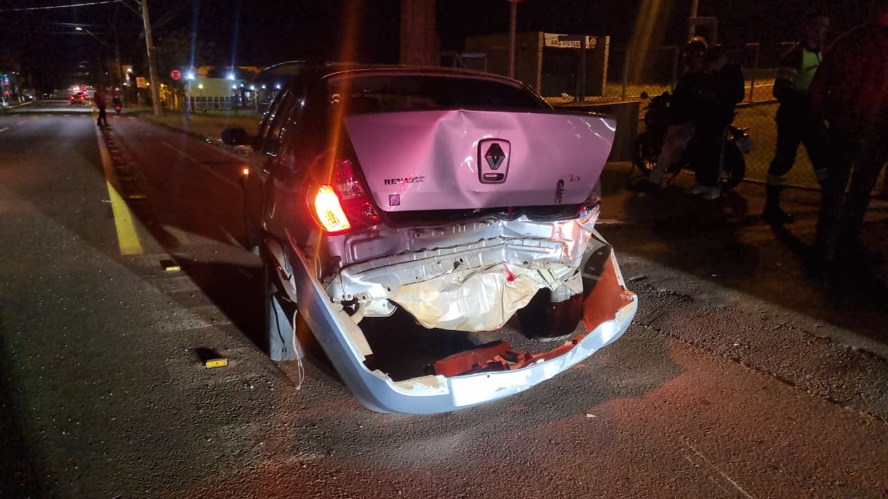 Engavetamento entre três carros é registrado na Avenida Tito Muffato
