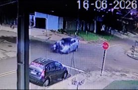 Câmera registra momento em que casal de bicicleta é atingido por carro em Cascavel Câmera registra momento em que casal de bicicleta é atingido por carro em Cascavel