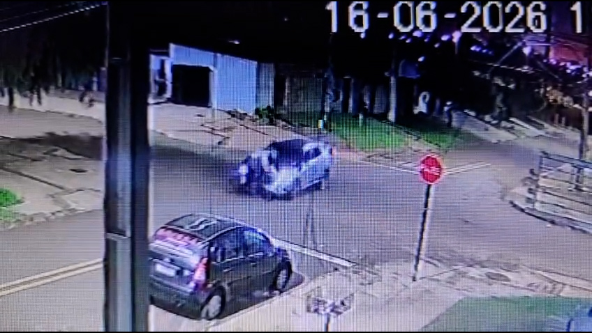 Câmera registra momento em que casal de bicicleta é atingido por carro em Cascavel