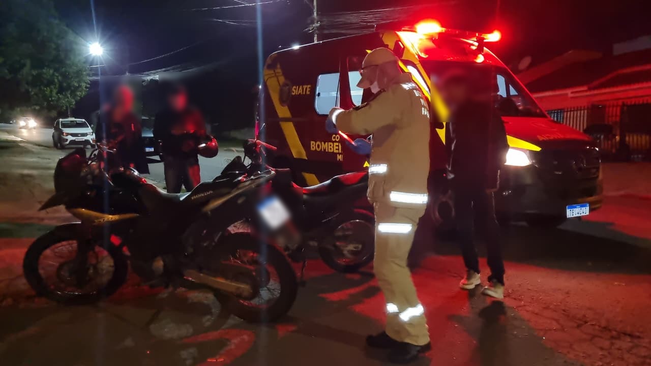 Colisão entre motos deixa mulher ferida no Bairro Canadá, em Cascavel