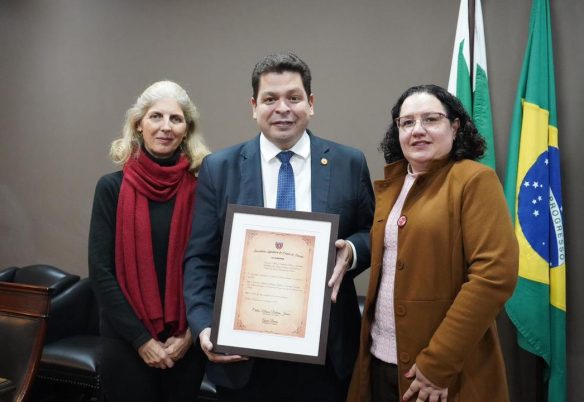 Gugu Bueno entrega Título de Utilidade Pública à Fundação Waldyr Becker, de Toledo
