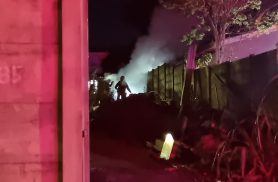 Incêndio em entulho mobiliza bombeiros no Bairro Cataratas, em Cascavel