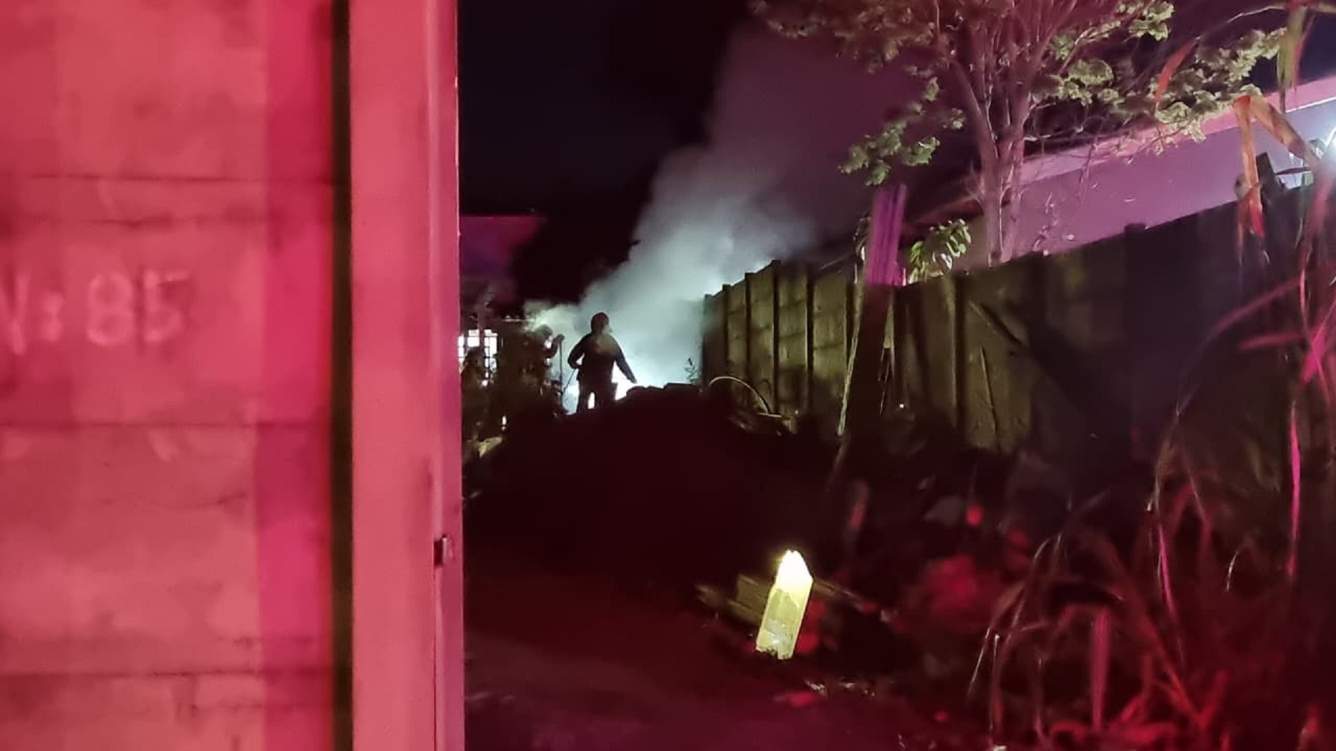 Incêndio em entulho mobiliza bombeiros no Bairro Cataratas, em Cascavel