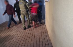 Dois homens são detidos por furto de peças de carro no bairro Santo Onofre