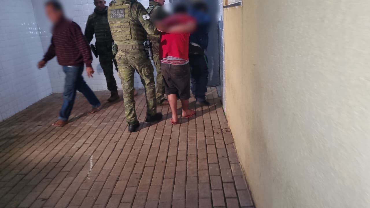 Dois homens são detidos por furto de peças de carro no bairro Santo Onofre