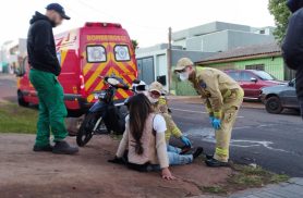 Mulher fica ferida em acidente entre moto e carro no Cascavel Velho