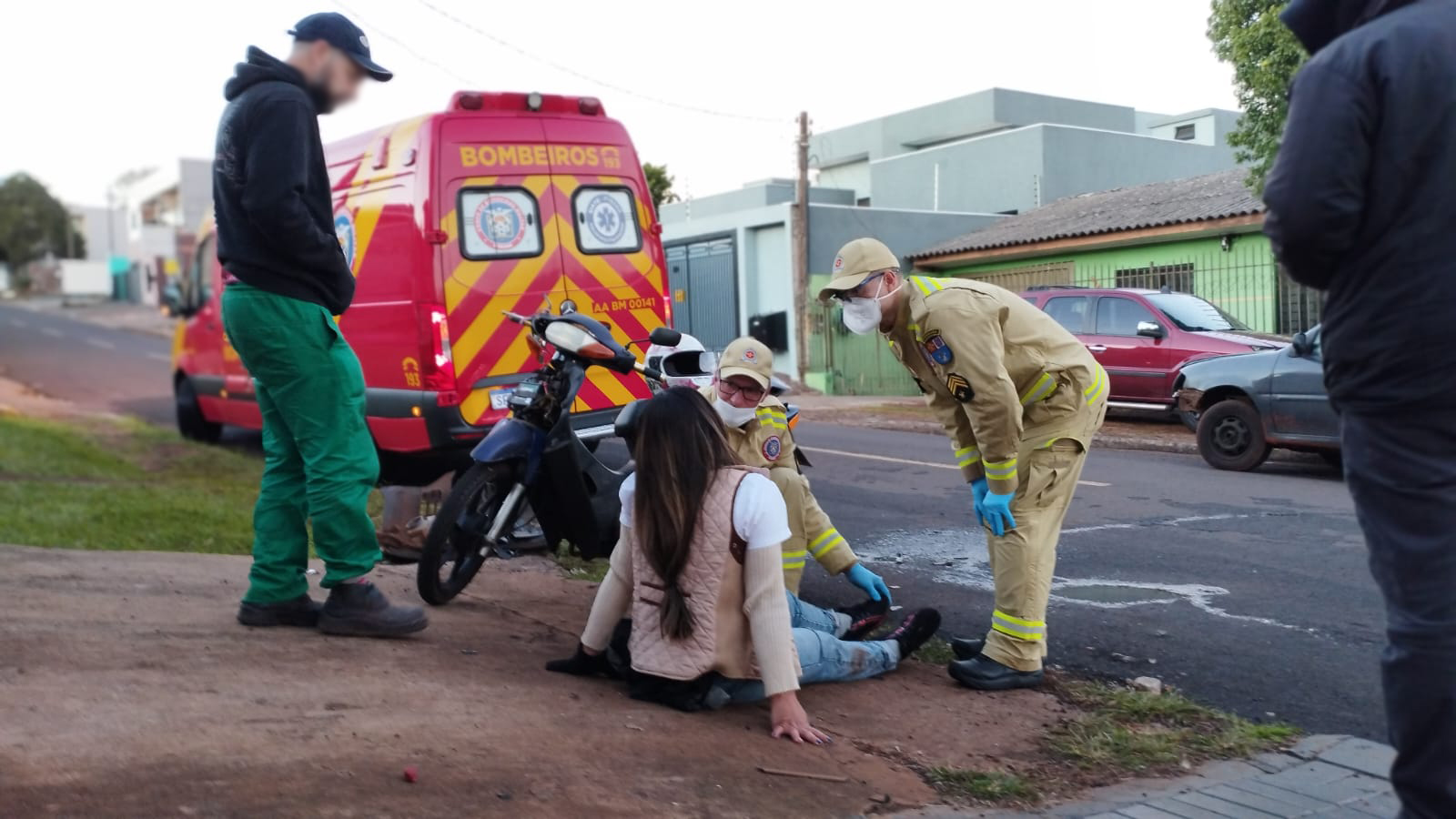 Mulher fica ferida em acidente entre moto e carro no Cascavel Velho