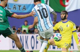 Messi vira maior artilheiro das copas e lidera Argentina em estreia