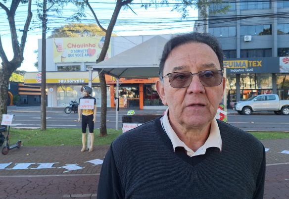 Após morte em acidente, comerciante promove manifestação pelo uso de capacete em Cascavel Após morte em acidente, comerciante promove manifestação pelo uso de capacete em Cascavel