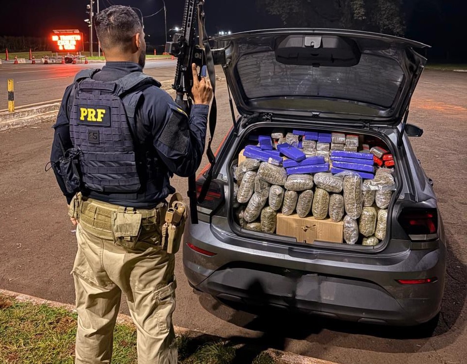 Imagem relativa a PRF apreende quase meia tonelada de maconha em veículo clonado após fuga na BR-277