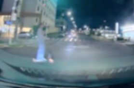 Susto no trânsito: jovem de patinete avança sinal vermelho e quase é atropelada