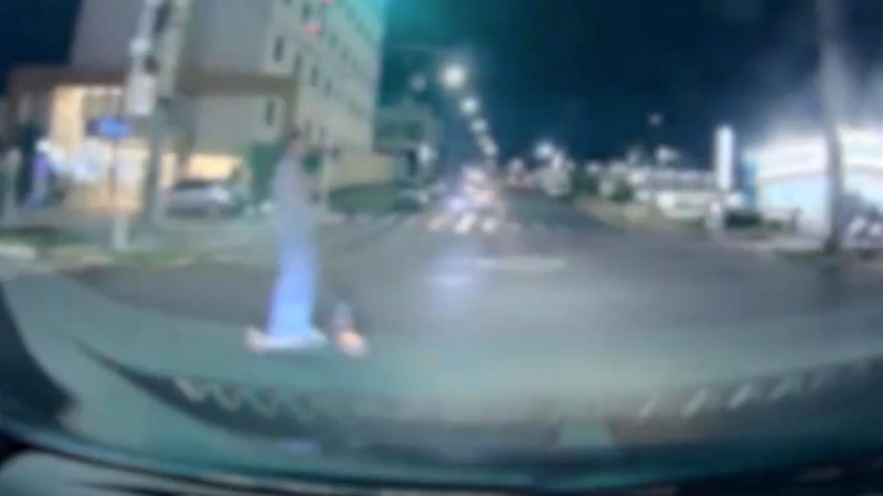 Susto no trânsito: jovem de patinete avança sinal vermelho e quase é atropelada