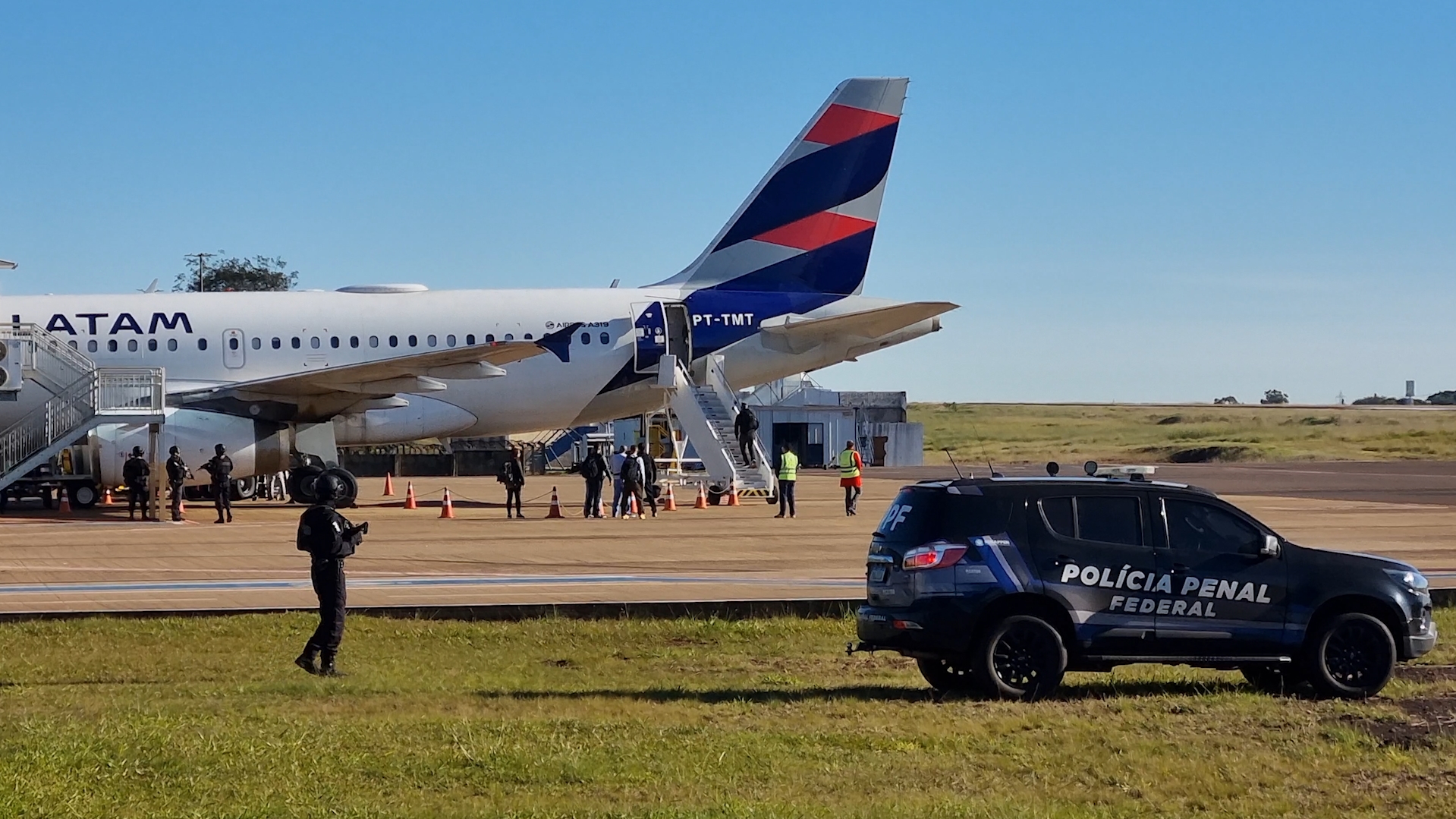 Operação da Polícia Penal Federal transfere presidiários pelo Aeroporto de Cascavel