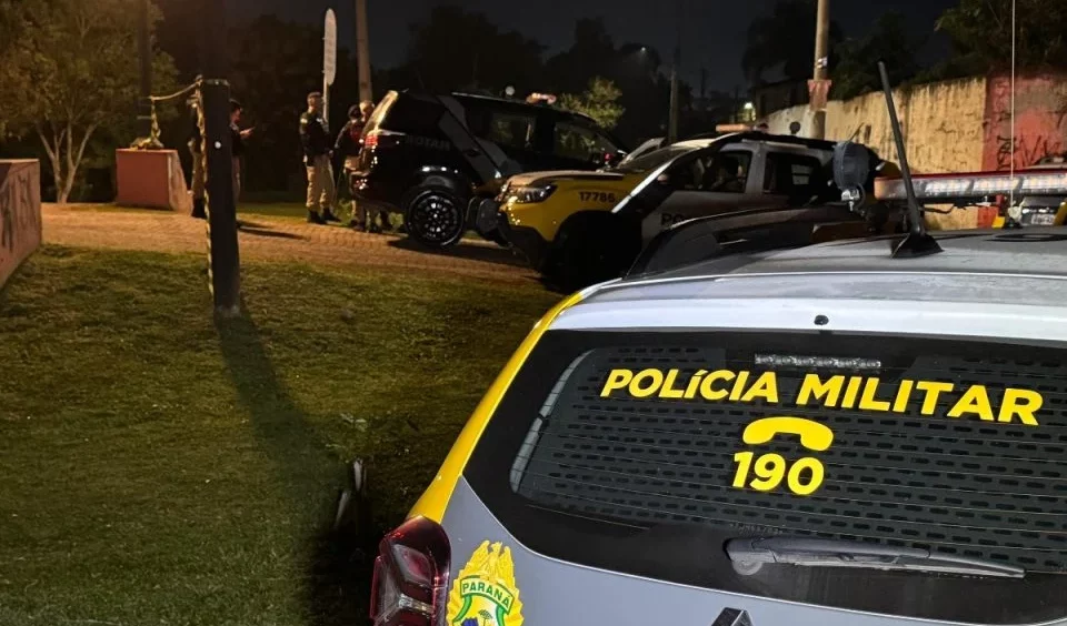 Jovem morre em confronto com a PM após assalto a supermercado no Bairro Alto, em Curitiba Imagem referente a Jovem morre em confronto com a PM após assalto a supermercado no Bairro Alto, em Curitiba