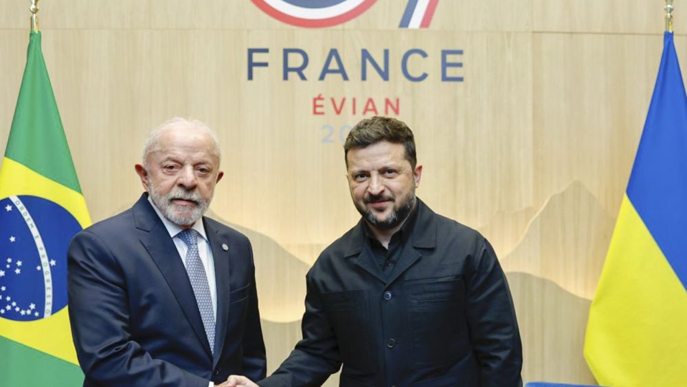 Lula e Zelensky debatem saída diplomática para guerra Ucrânia x Rússia Imagem referente a Lula e Zelensky debatem saída diplomática para guerra Ucrânia x Rússia