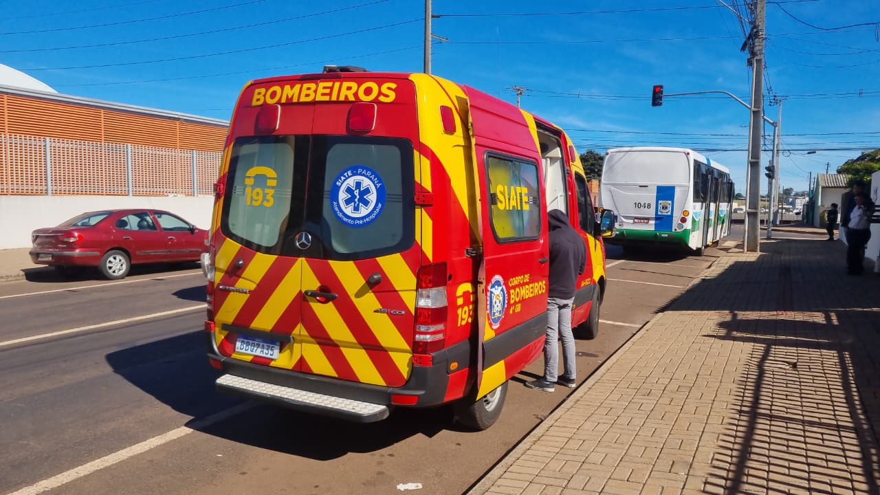 De pé em ônibus, mulher se desequilibra e tem lesão nas costelas ao sofrer queda