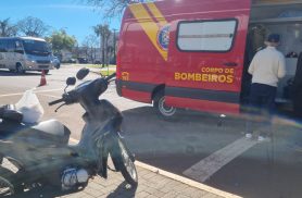 Homem fica ferido após colisão entre Honda Biz e Volvo na Avenida Brasil