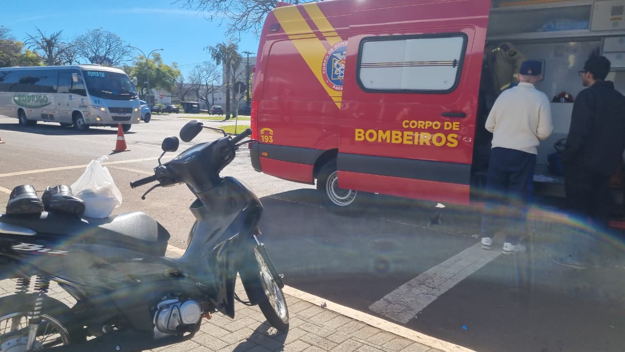 Homem fica ferido após colisão entre Honda Biz e Volvo na Avenida Brasil