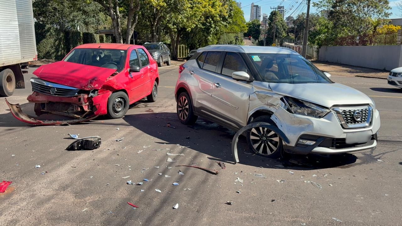 Logan e Kicks se envolvem em forte colisão no Centro de Cascavel