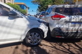 Argo se envolve em acidente com carros estacionados no Centro de Cascavel