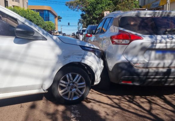 Argo se envolve em acidente com carros estacionados no Centro de Cascavel