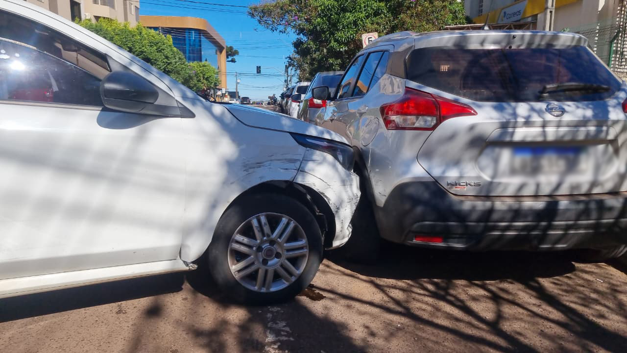 Argo se envolve em acidente com carros estacionados no Centro de Cascavel