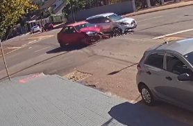 Câmeras flagram forte colisão entre Logan e Kicks no Centro de Cascavel