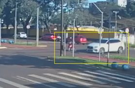 Idosa se assusta com carro e cai de triciclo elétrico em Cascavel; Veja vídeo