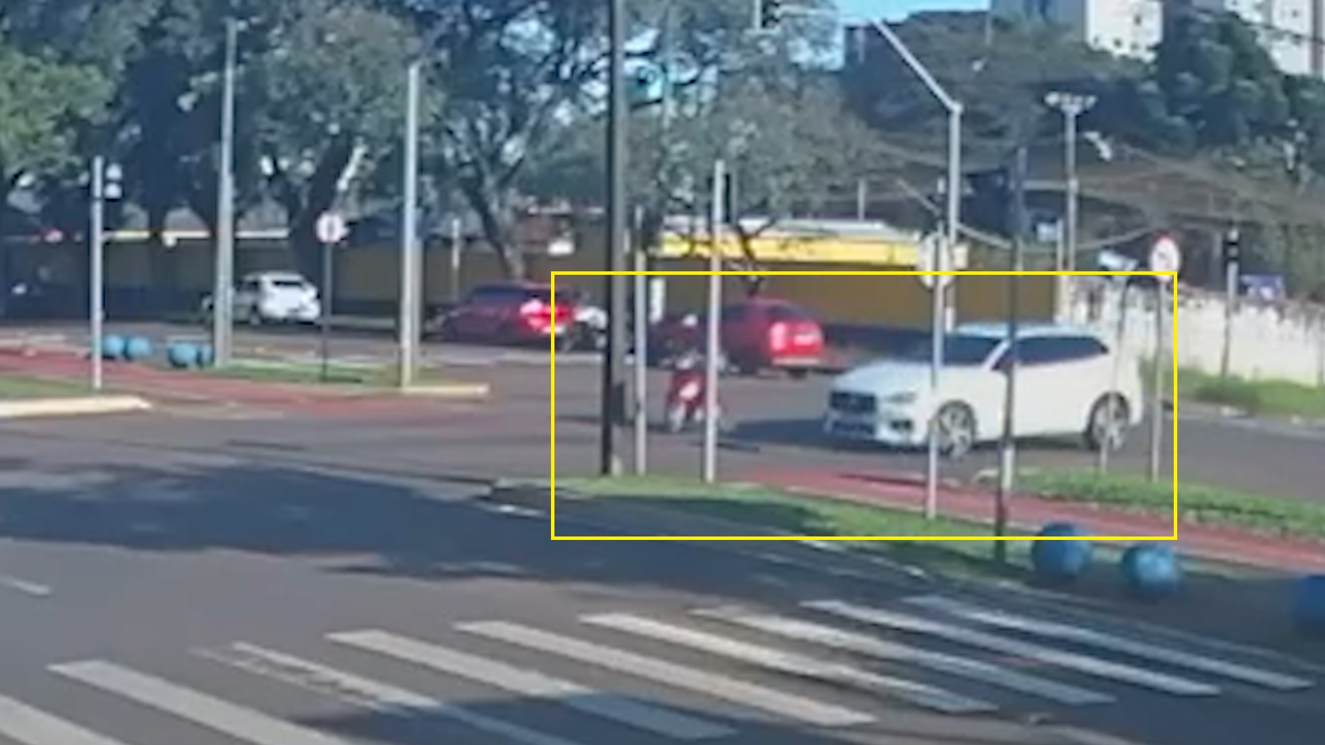 Idosa se assusta com carro e cai de triciclo elétrico em Cascavel; Veja vídeo