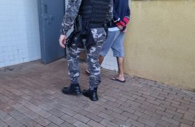 Jovem é flagrado vendendo cigarros eletrônicos no Cascavel Velho