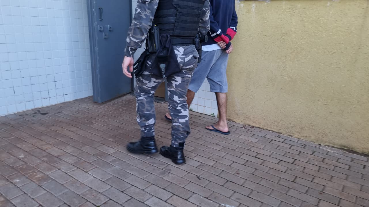 Jovem é flagrado vendendo cigarros eletrônicos no Cascavel Velho