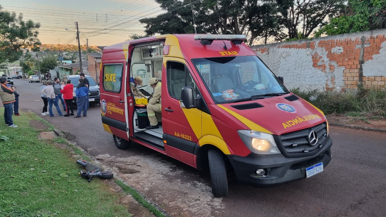 Acidente entre automóvel e patinete elétrico mobiliza socorro no Interlagos