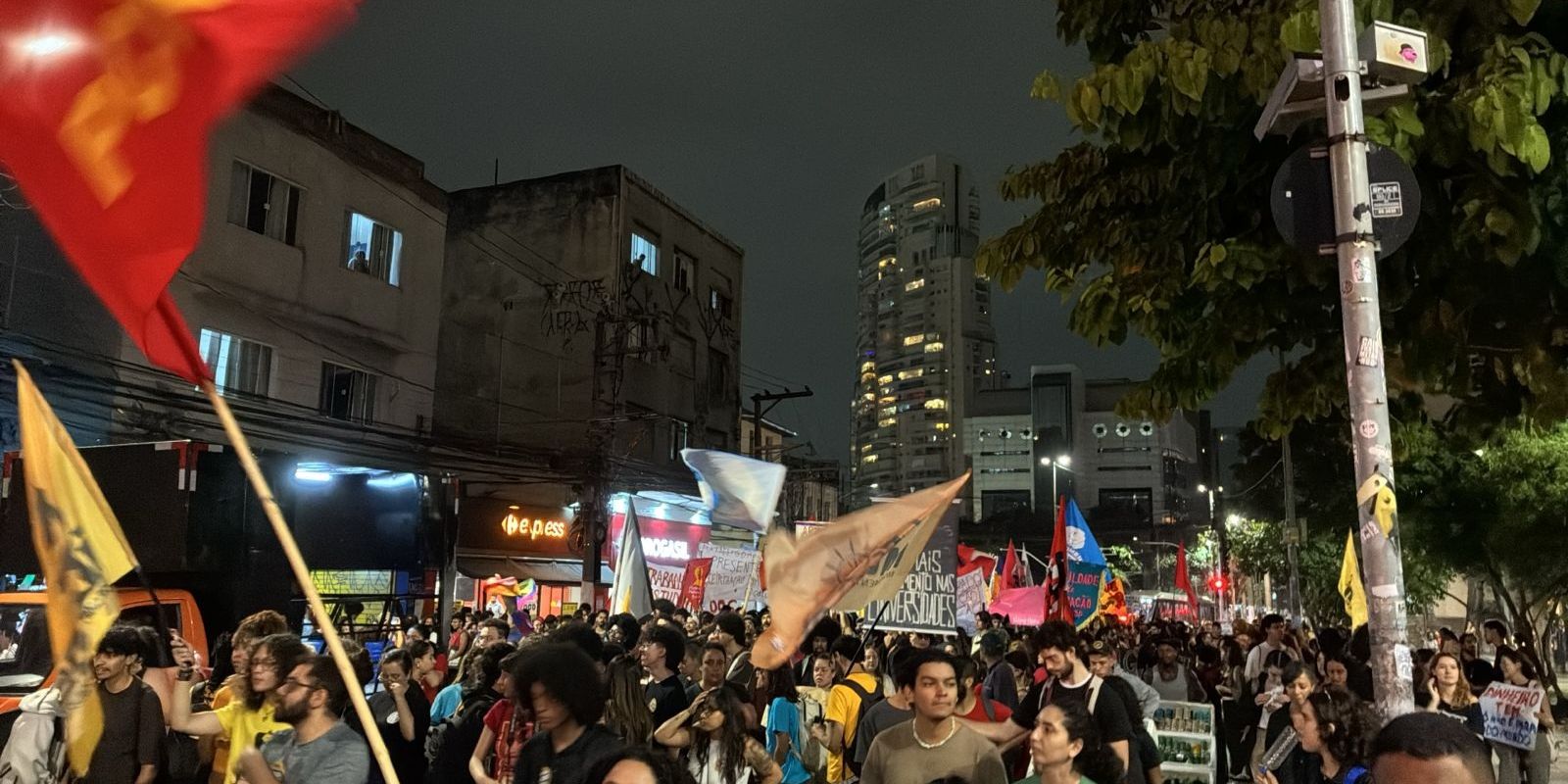 Imagem referente a Estudantes protestam contra cortes nas universidades de SP