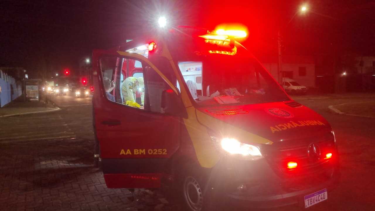 Motociclista fica ferido após queda seguida de colisão com carro em Cascavel