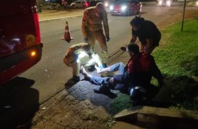 Motociclista fica ferido após sofrer queda na Rua Tupiniquins, em Cascavel