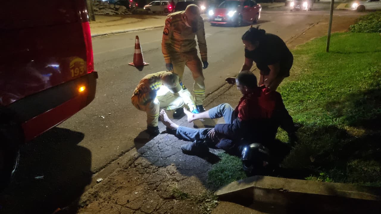 Motociclista fica ferido após sofrer queda na Rua Tupiniquins, em Cascavel