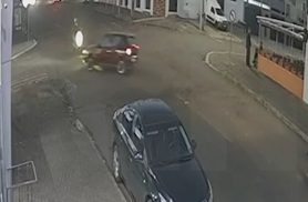 Câmera de segurança flagra acidente no Bairro Neva em Cascavel