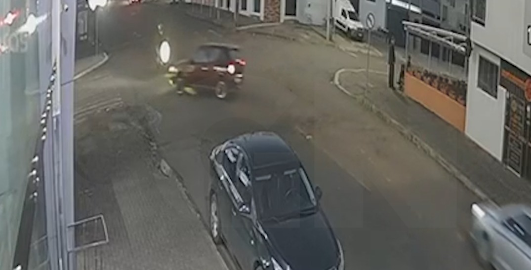 Câmera de segurança flagra acidente no Bairro Neva em Cascavel