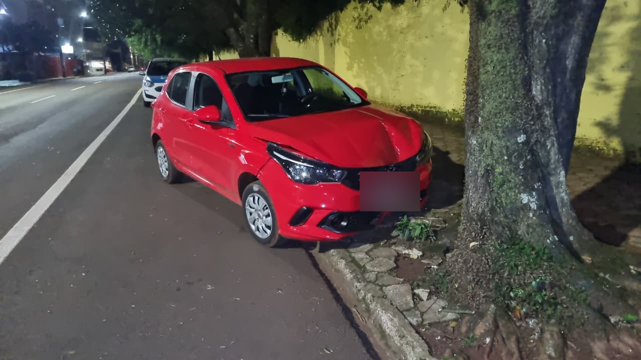 Motorista abandona Fiat Argo após bater contra árvore no Centro de Cascavel