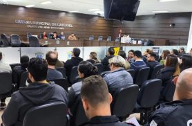 Servidores aprovam acordos, mas mantêm possibilidade de greve em Cascavel Servidores aprovam acordos, mas mantêm possibilidade de greve em Cascavel