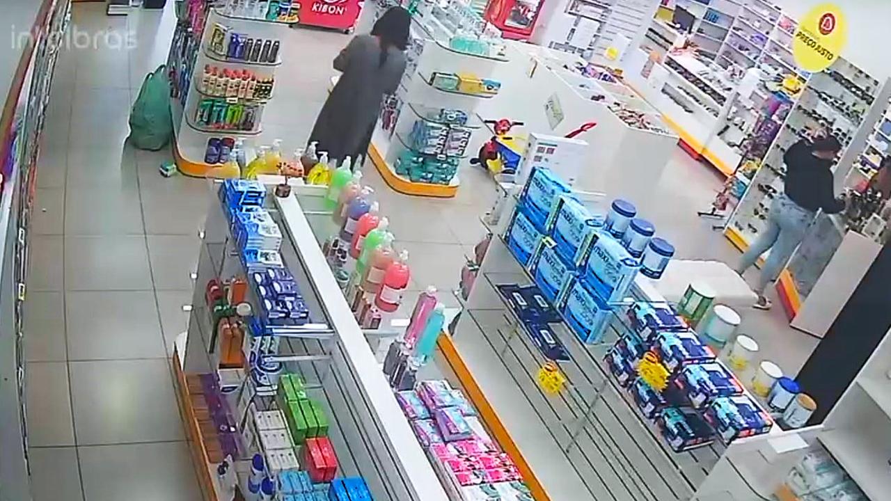 Com tranquilidade, dupla é flagrada furtando cerca de R$ 1 mil em produtos de farmácia no Universitário em Cascavel