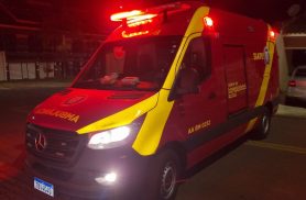 Mulher sofre queda ao tentar ir ao banheiro e é socorrida pelo Siate no Santa Felicidade Mulher sofre queda ao tentar ir ao banheiro e é socorrida pelo Siate no Santa Felicidade