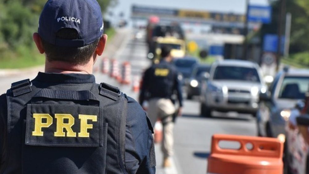 PRF apreende 26 fuzis durante abordagem a caminhão no Paraná Imagem referente a PRF apreende 26 fuzis durante abordagem a caminhão no Paraná