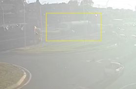 Câmera registra momento de acidente entre caminhão e Monza no Trevo da Portal