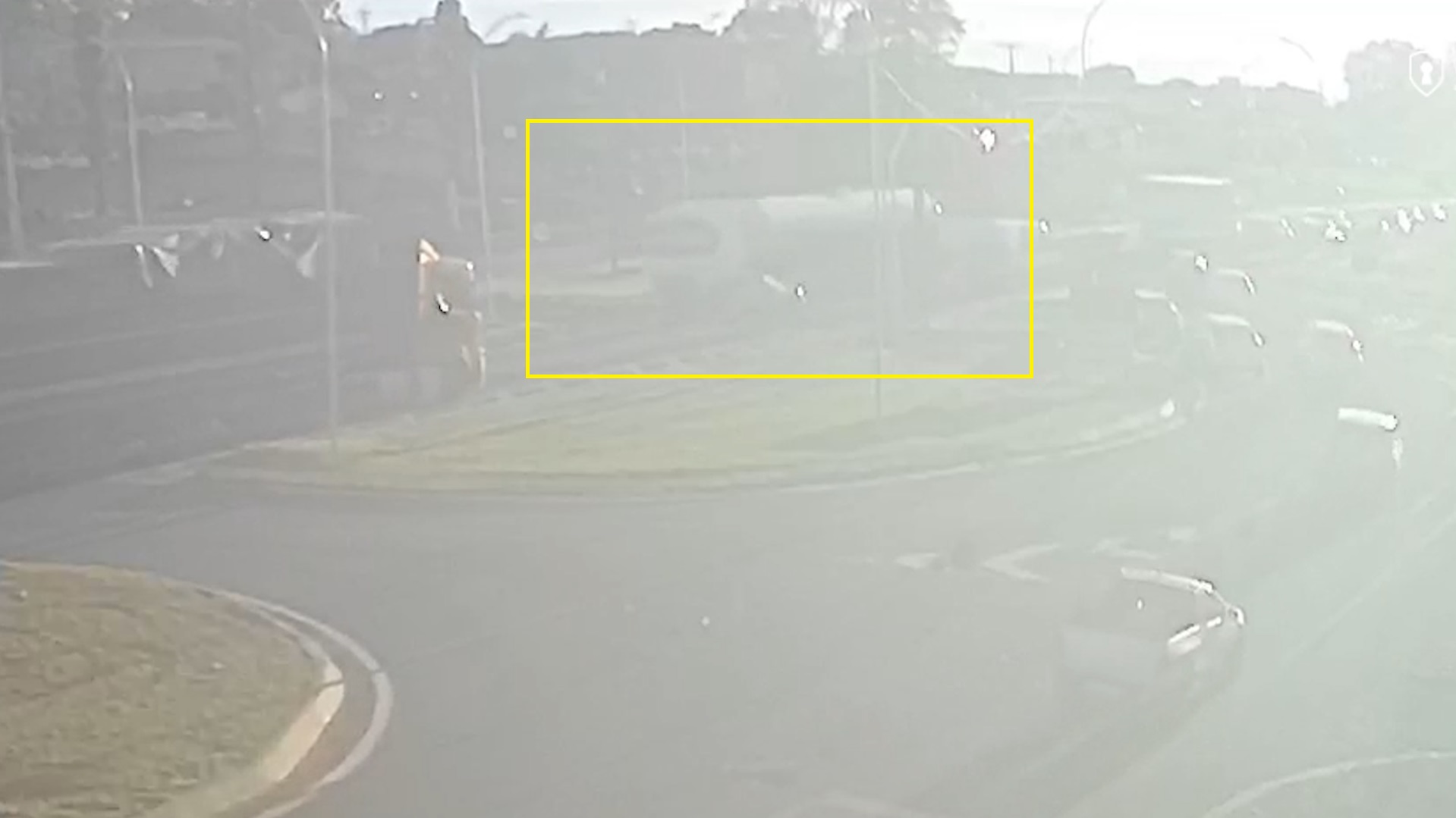 Câmera registra momento de acidente entre caminhão e Monza no Trevo da Portal