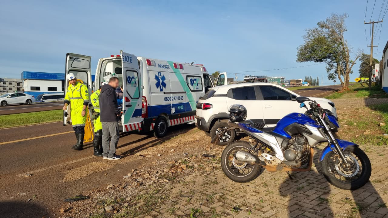 Acidente entre Kwid e moto deixa motociclista ferido na marginal da BR-277, em Cascavel