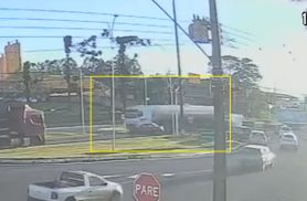 Outro ângulo de câmera mostra dinâmica de acidente entre caminhão e Monza no Trevo da Portal Outro ângulo de câmera mostra dinâmica de acidente entre caminhão e Monza no Trevo da Portal